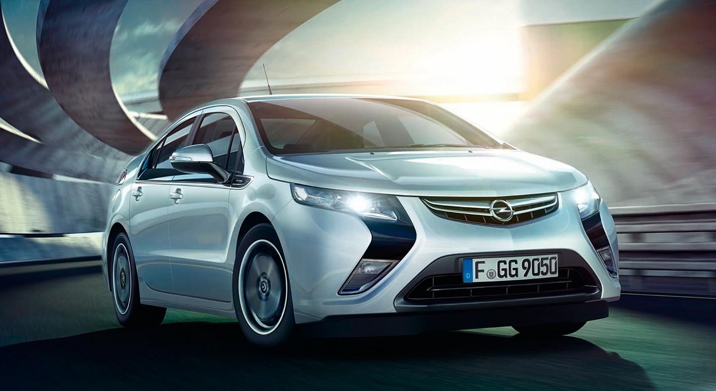 Opel Ampera schräg zur Kamera