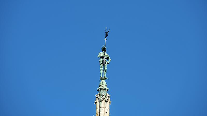 Bild vom Wiener Rathausmann auf der höchsten Spitze des Wiener Rathauses.