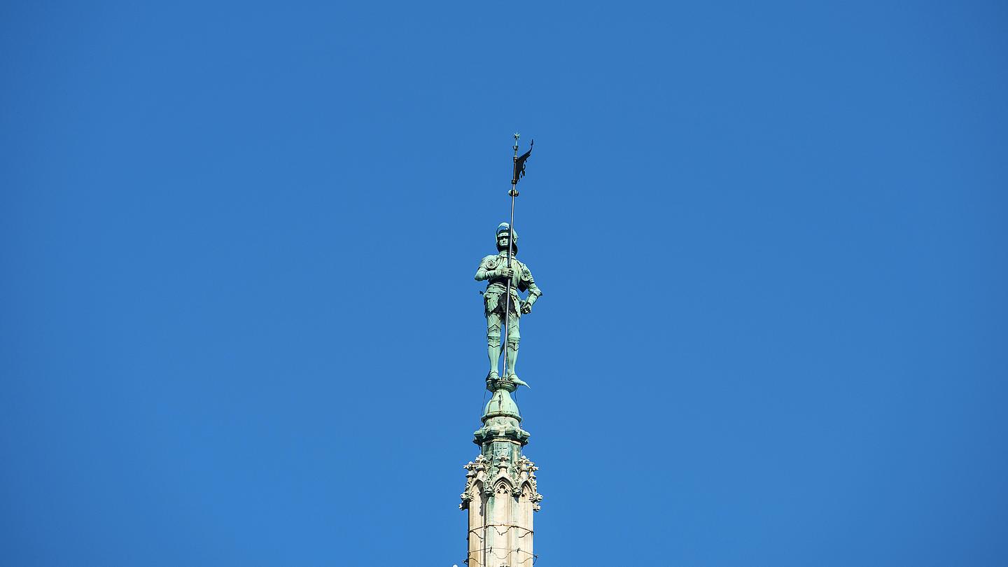 Bild vom Wiener Rathausmann auf der höchsten Spitze des Wiener Rathauses.