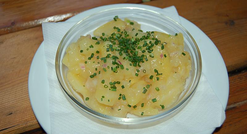 Erdäpfelsalat mit Schnittlauch dekoriert