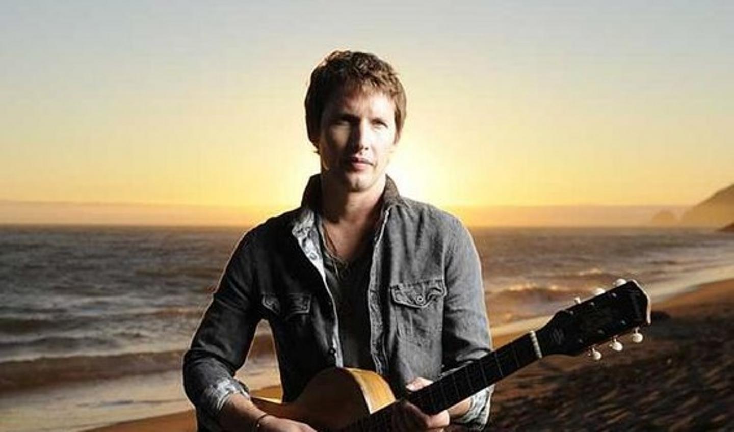 James Blunt am Strand mit Gitarre