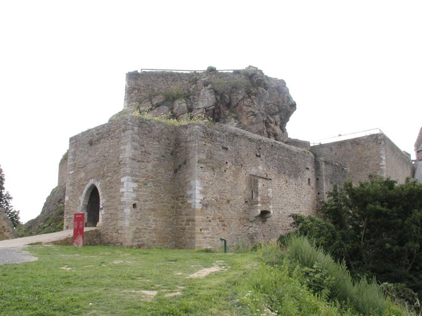 Die Burgruine von Außen