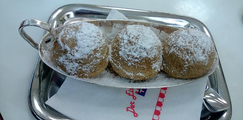 Eismarillenknödel auf einem Tablett angerichtet