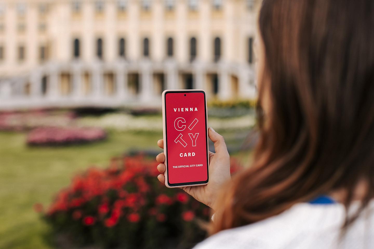 Blick auf Vienna City Card App, im Hintergrund ein Gebäude