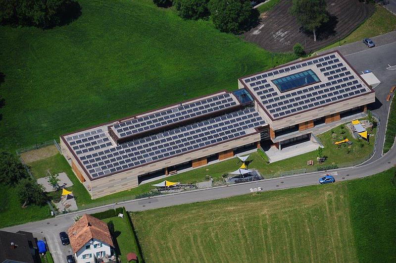 PV-Anlage auf Dach eines Betriebs in Vorarlberg