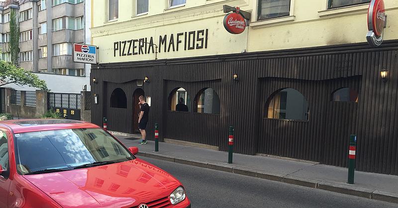 Pizzeria Mafiosi Holzfassade und Fenster Außen