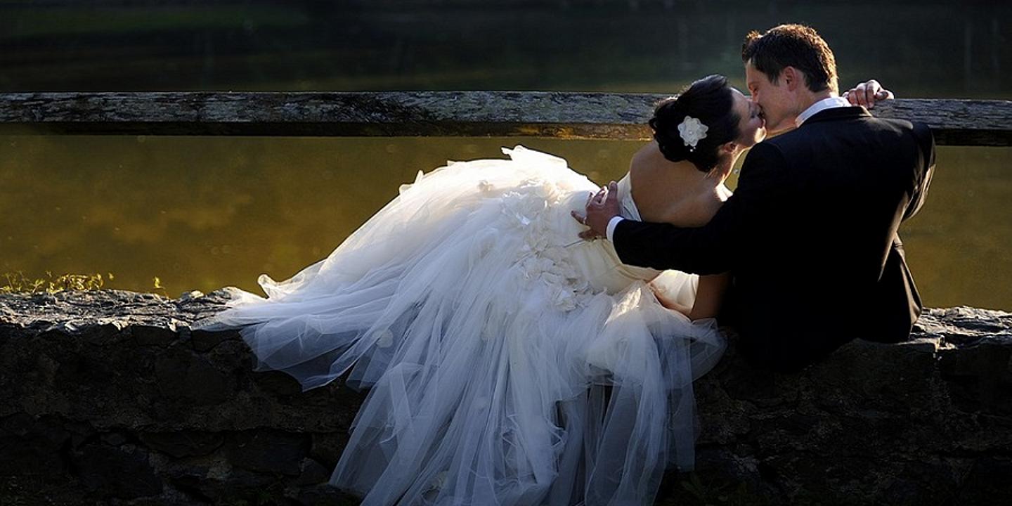 Hochzeitspaar wird mit Blumen bestreut