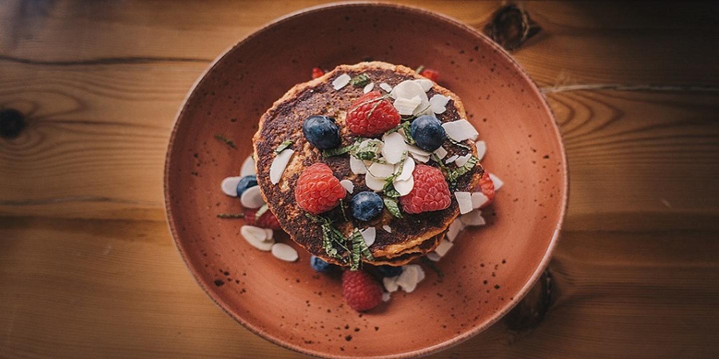 Pfannkuchen auf braunem Teller dekoriert mit Beeren