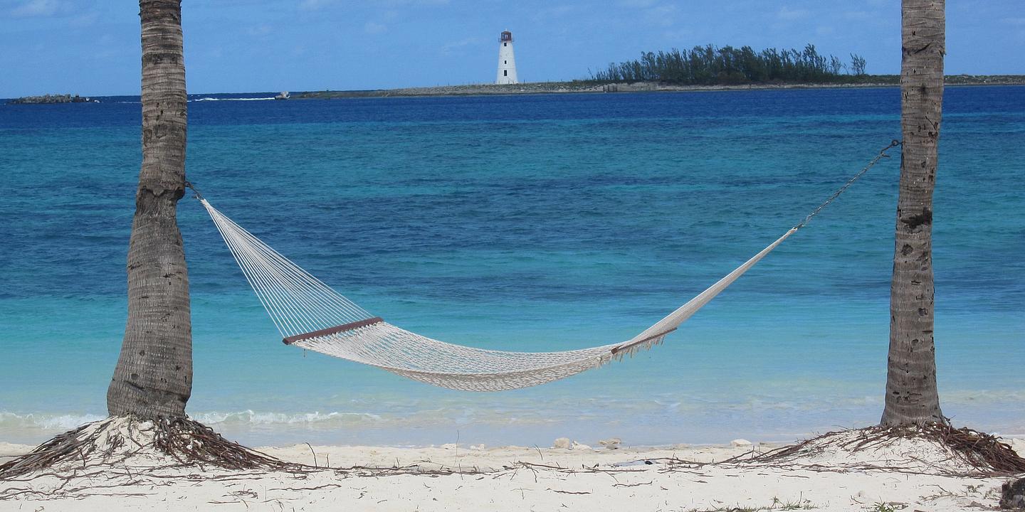 Blick auf den Leuchtturm auf Paradise Island vom Strand in Nassau auf den Bahamas 