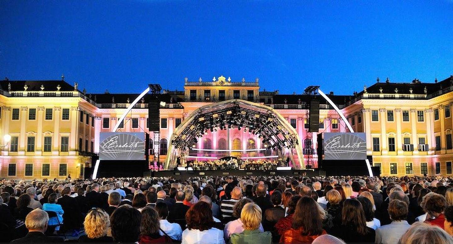 Musical Elisabeth als Open Air Aufführung vor dem Schloss Schönbrunn mit Publikum