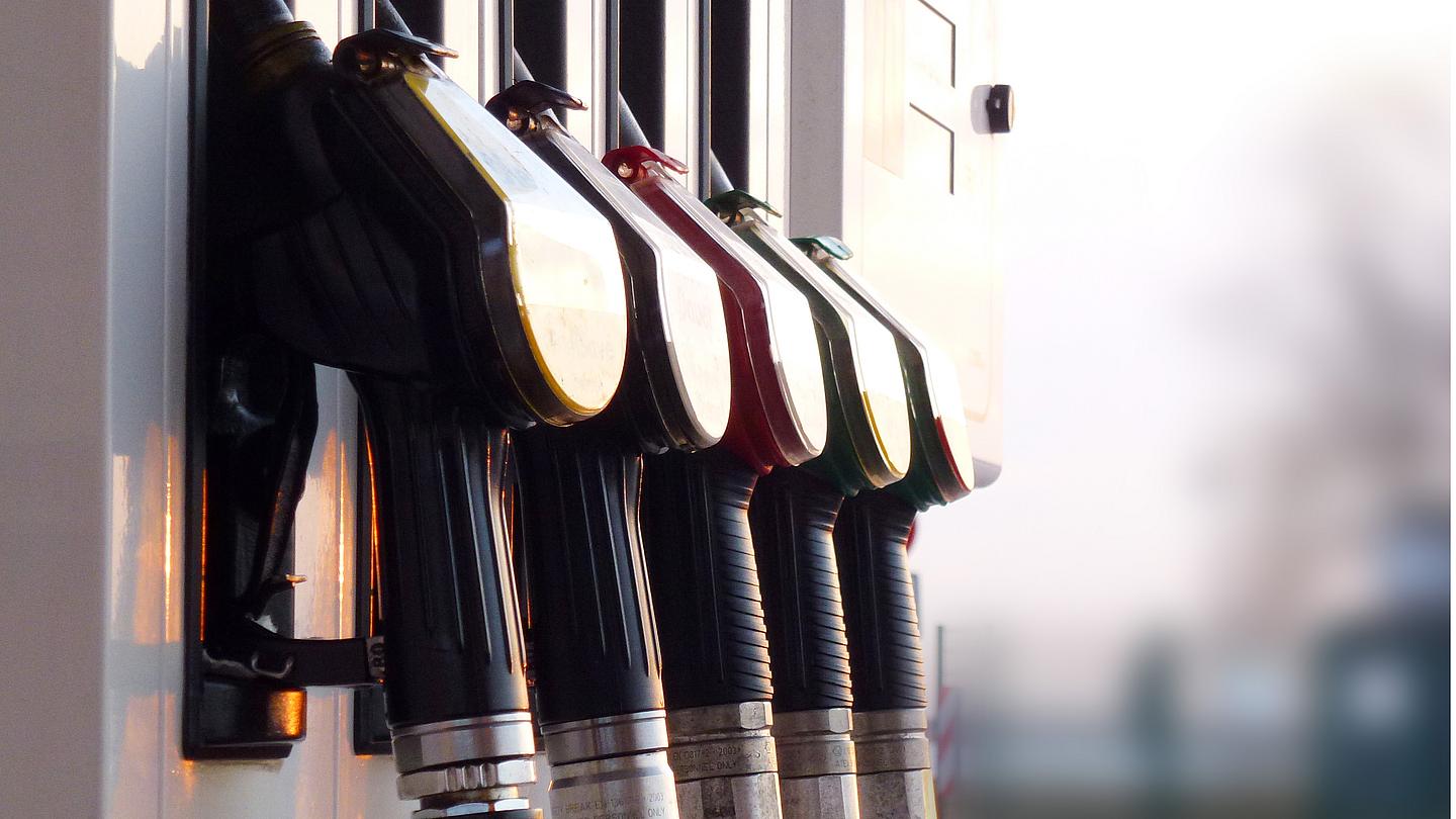 Zapfhähne an der Zapfsäule einer Tankstelle.