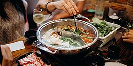 Korean Hot Pot Buffet auf einem Tisch