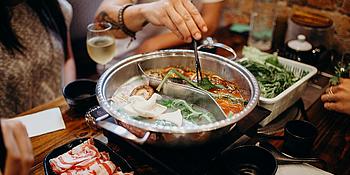 Korean Hot Pot Buffet auf einem Tisch