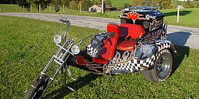 Trike Bike mit roten Sitzen und karrierter Karosserie