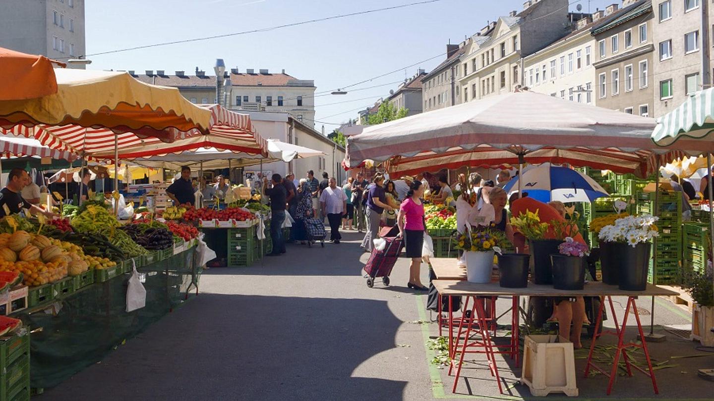 Menschen beim Einkaufen an einem Sommertag am Hannovermarkt