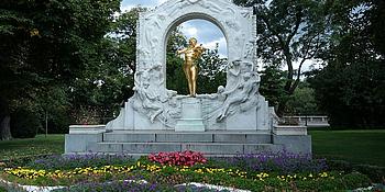 Das Bild zeigt das Johann Strauss Denkmal in Wien. 