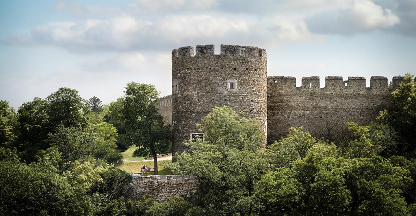 Mann feiert auf Stadtmauer mit Ballons