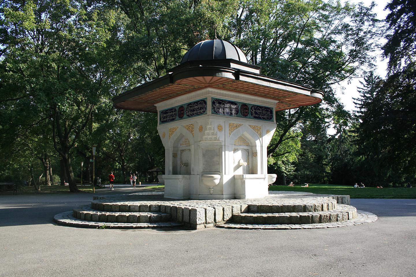 Ein alter Brunnen in einem Park