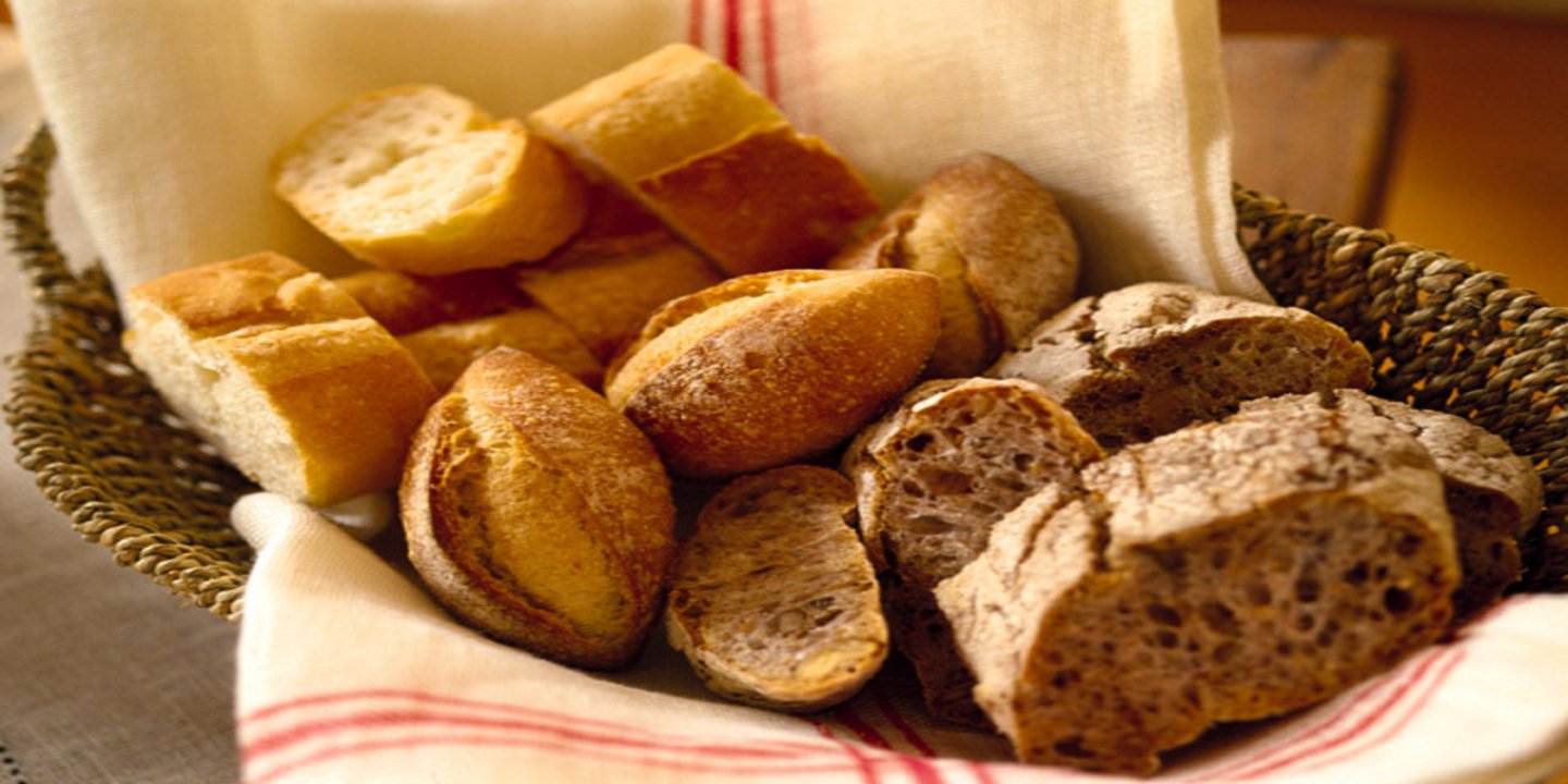 verschiedene Brotscheiben in einem Korb