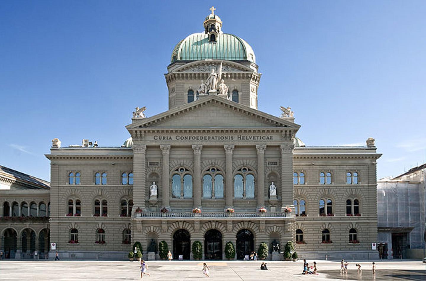 Parlament in Bern mit blauer Kuppel