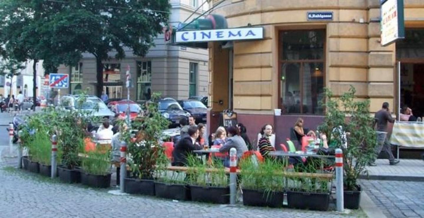 Das Top Kino in der Rahlgasse, mit einem Café davor