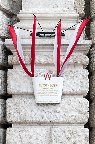 Burgtheater Tafel mit Jahreszahlen