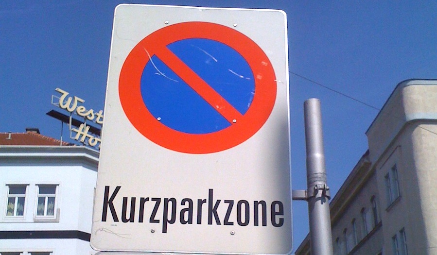 Verkehrszeichen Parken mit Parkschein in gekennzeichneten Flächen 