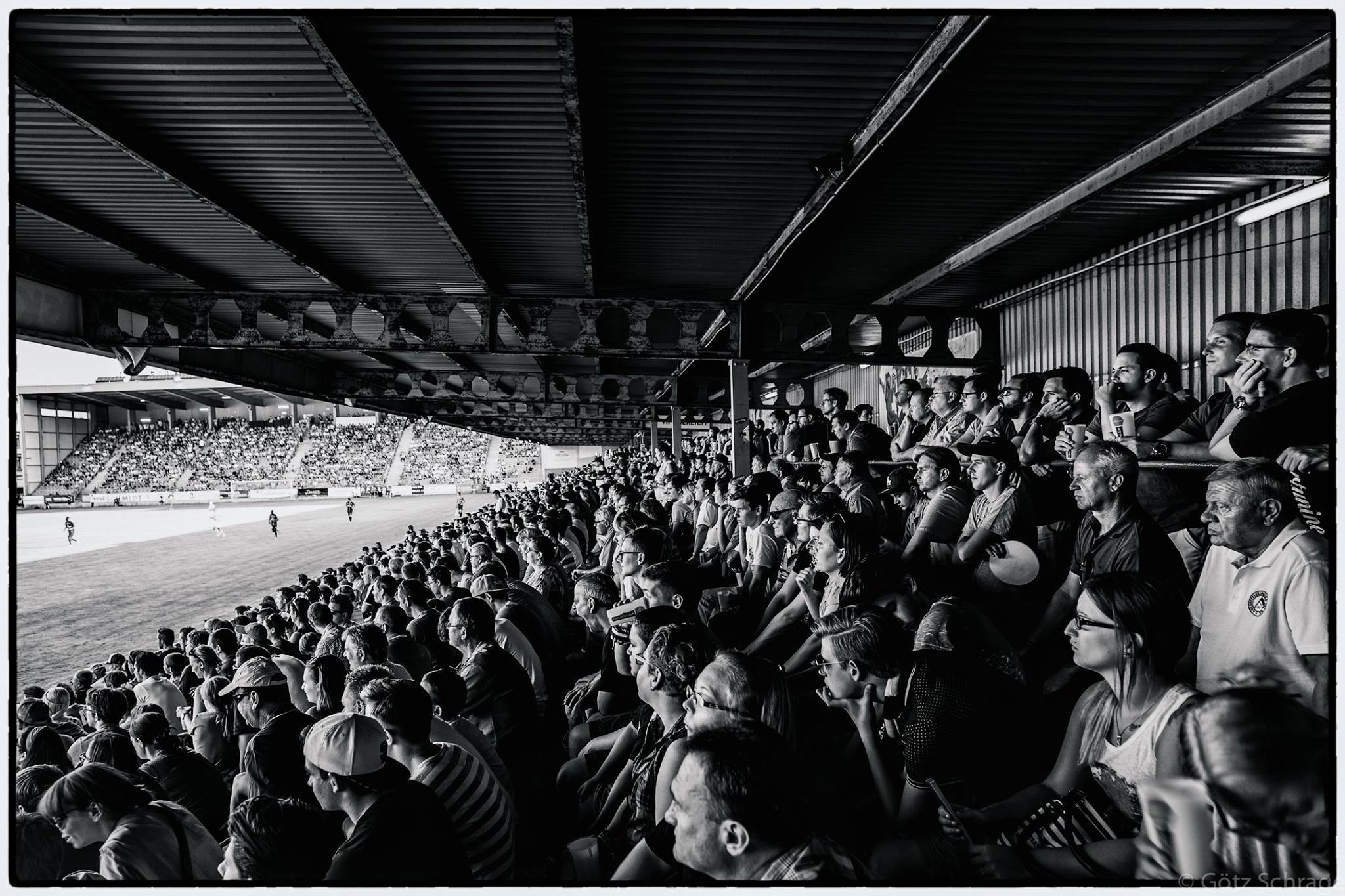 Die Haupttribüne mit Fans des Wiener Sport-Clubs