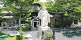 Gastgarten vor dem Schloss Concordia mit Christus-Statue