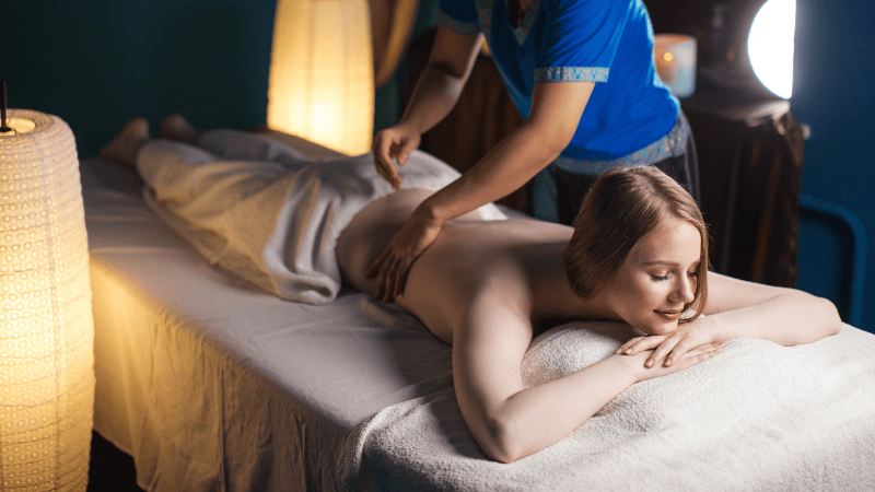 Eine Frau bekommt eine entspannende Massage von einem Masseur