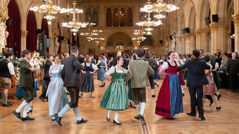 Tanzende Paare in Tracht am BOKU Ball im Rathaus