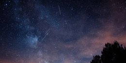 Blick auf die Milchstraße mit dem Meteoritenschauer der Perseiden