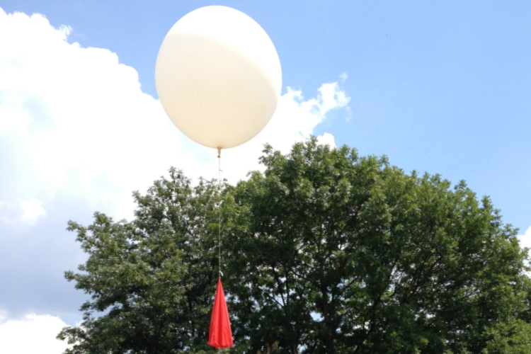 Wetterbalon mit Radiosonde startet