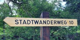 Schild des Stadtwanderwegs 10