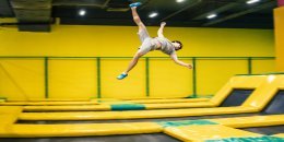 Mann macht einen Salto auf einem Trampolin