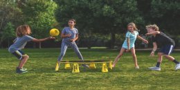 Kinder spielen Spikeball