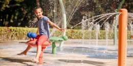 Kind hat Spaß auf Wasserspielplatz