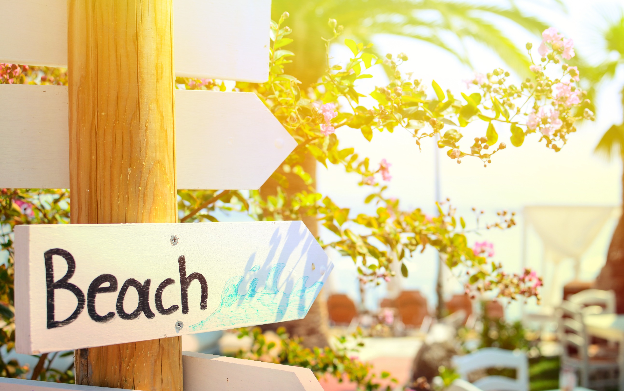 Schild auf dem Beach geschrieben steht, Wegweiser zur nächsten Beachbar