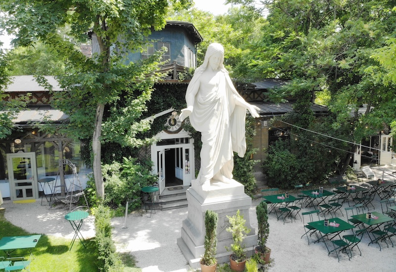 Gastgarten vor dem Schloss Concordia mit Christus-Statue