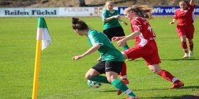 Zwei Frauenteams spielen Fußball gegeneinander