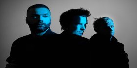 MUSE: Foto der britischen Rockband in schwarz-blau