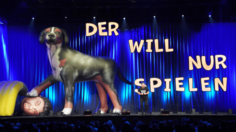 Martin Rütter - Der will nur spielen! live auf der Bühne mit einem riesigen aufblasbaren Hund