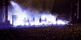 Live Open-Air Konzert von Nine Inch Nails vor einer großen Menge