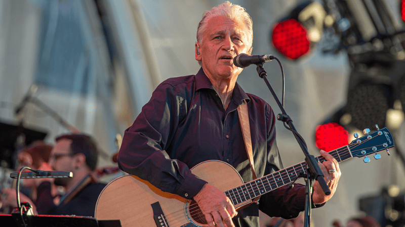 Die Austropop-Legende Rainhard Fendrich performt live auf der Bühne