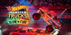 Monster Truck zertrümmert Autos im Zuge der "Hot Wheels Monster Trucks Live" Tour