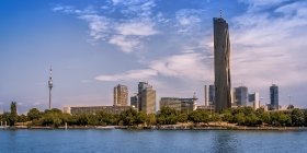 Wien Panorama mit Donau im Vordergrund