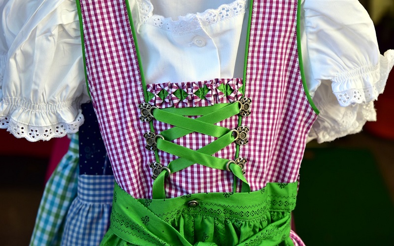 Das Bild zeigt Dirndl-Kleider. 