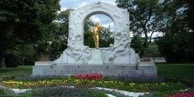 Das Bild zeigt das Johann Strauss Denkmal in Wien. 