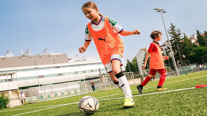 Mädchen spielt beim begeistert Fußball