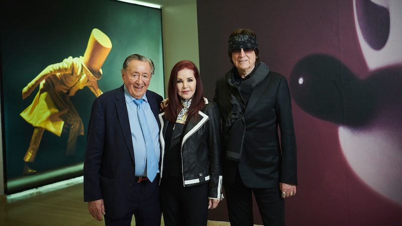 Lugner mit seinem letzten Opernballgast Priscilla Presley und Künstler Gottfried Helnwein beim Besuch der Helnwein Ausstellung in der Albertina im Februar 2024. 